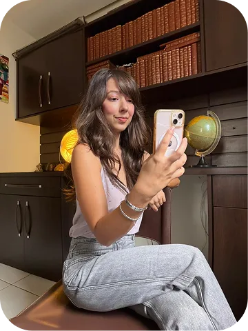 Lívia Lobo segurando o celular